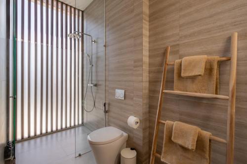 un baño con inodoro y ducha en New cozy 2-Bedroom Ocean View Villa, en Uluwatu