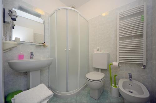 フィナーレ・リーグレにあるLocanda Maritaのバスルーム(トイレ、洗面台付)