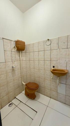 a bathroom with a toilet and a sink at Próximo a São Brás, Rodoviária e Supermercado! in Belém