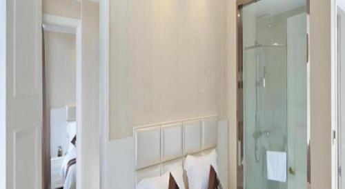 a bedroom with a mirror and a bed and a shower at Changshu Please Hotel in Changshu