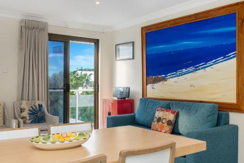 Ruang duduk di Bayview Beachfront Apartments, in town right on the beach