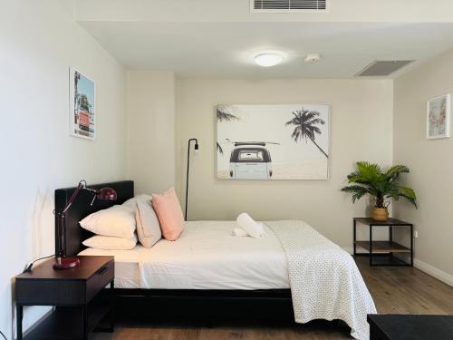 MerrylandsにあるMerrylands 2bedrooms Apt with free car parkingのベッドルーム1室(白いシーツとピンクの枕が備わるベッド1台付)