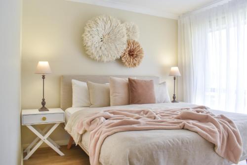 Una cama o camas en una habitación de Newly Renovated, Quiet, 5min Walk to the Beach