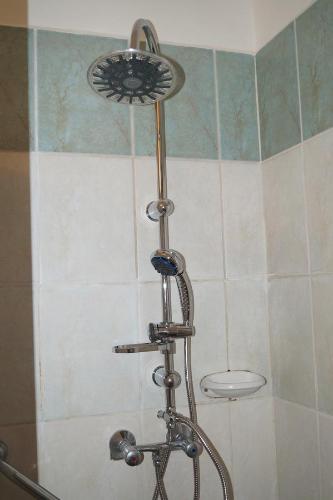 シャールヴァールにあるEmanházのバスルーム(シャワー、シャワーヘッド付)が備わります。