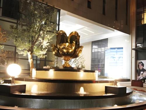 a large gold statue in a lobby of a building at Hefei Parkview Hotel in Hefei