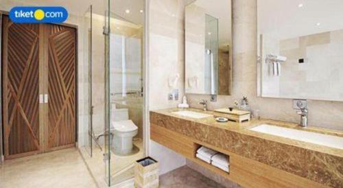 Un baño de The Rinra
