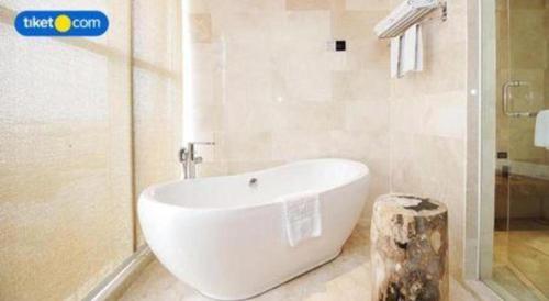 Un baño de The Rinra