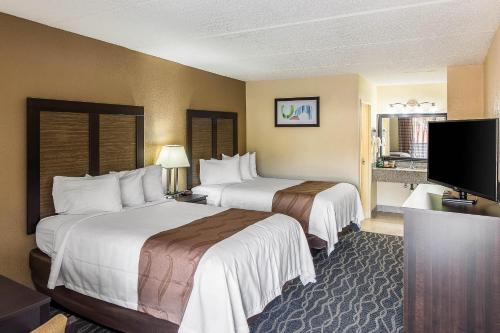Una cama o camas en una habitación de Quality Inn