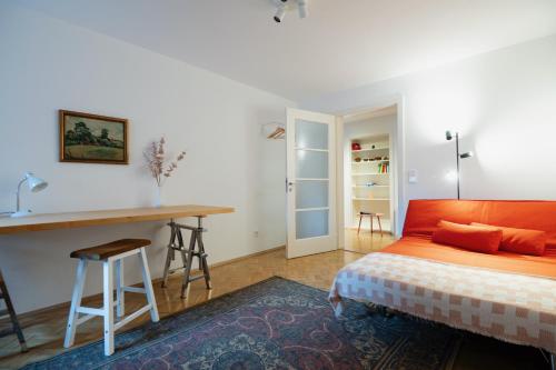 a bedroom with a bed and a desk and a table at Stilvolle Altbauwohnung beim Lindentor in Memmingen