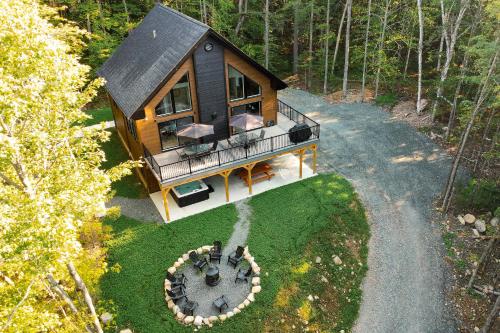 an overhead view of a house in the woods at Spa and Billard - Chalet Le Silverson in Brownsburg