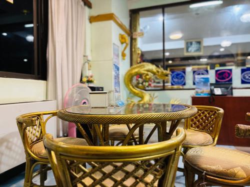 a table with a snake sculpture on top of it at โรงแรมรอยัลจอมมณี เฮอริเทจ in Ban Na Kai