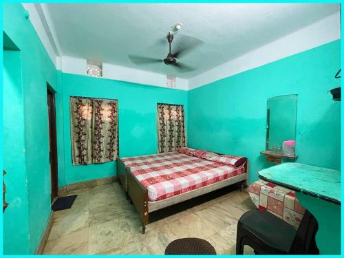 Katil atau katil-katil dalam bilik di HOTEL - SRK DIVINE Palace - Near The Holy Shree Kashi Vishwanath Temple - Free Wi-Fi & Fully Air Conditioning Hotel - Restrurant & Lift Facility - Best Hotel In Varanasi