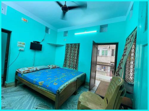 Postel nebo postele na pokoji v ubytování HOTEL - SRK DIVINE Palace - Near The Holy Shree Kashi Vishwanath Temple - Free Wi-Fi & Fully Air Conditioning Hotel - Restrurant & Lift Facility - Best Hotel In Varanasi