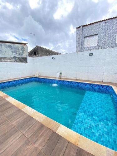 Bazén v ubytování Casa com piscina em Mongaguá - 400m da praia II nebo v jeho okolí