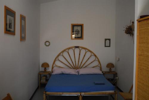 En eller flere senge i et værelse på Villa Eliana