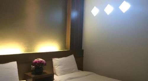 Una cama o camas en una habitación de Hotel D' CaLia Tarakan
