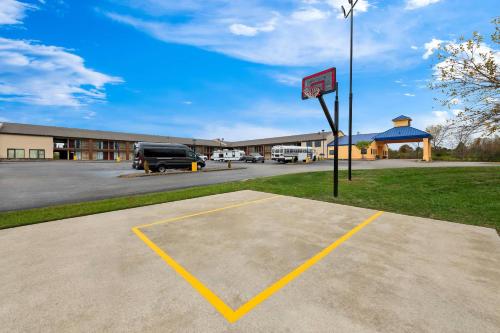 a basketball court in front of a parking lot at Quality Inn Mason Near Kings Island in Mason