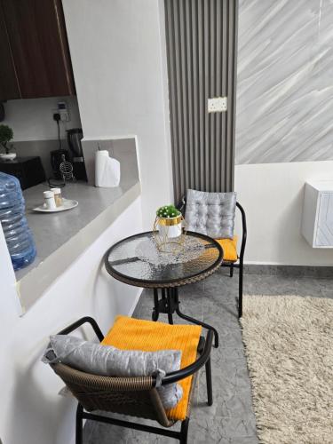 uma mesa e cadeiras em uma sala com cozinha em Hami Ventures em Kisumu
