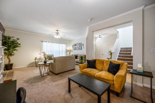 un soggiorno con un divano e un tavolo di 4632 Liberty Square Dr Acworth ad Acworth