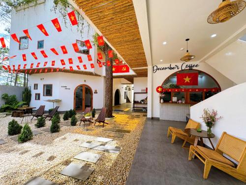 Kon Von KlaにあるDecember Homestay & Coffee Măng Đen - only Vietnamese Guestの椅子とテーブルのあるレストランのロビー