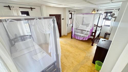 Ένα ή περισσότερα κρεβάτια σε δωμάτιο στο Royal House Shela