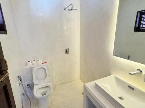 Ένα μπάνιο στο Royal House Shela