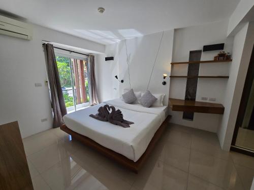 En eller flere senge i et værelse på Replay Comfortable Apartment