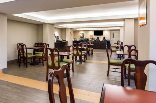a dining room with tables and chairs and a cafeteria at Quality Inn in Manassas