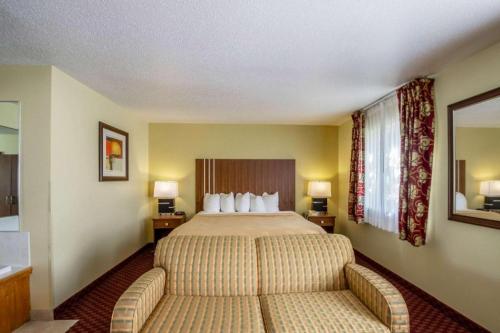 Katil atau katil-katil dalam bilik di Quality Inn