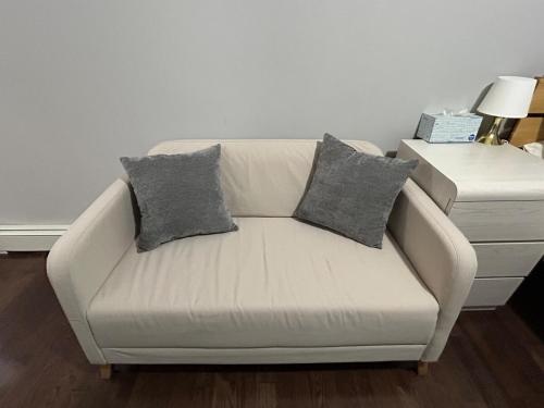 a white couch with two pillows on it in a living room at Roslyn Village Motel RM2 in Roslyn