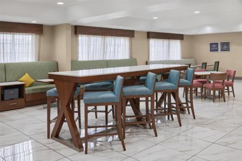 Posezení v ubytování Hampton Inn Kansas City The Legends