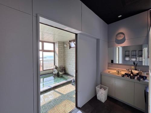 a bathroom with a sink and a mirror at Alim STAY IZU アリムステイ 伊豆 in Toi