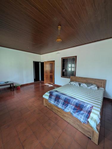 Кровать или кровати в номере Traditional Kerala house, Thalassery, Kannur