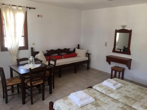 a living room with a table and a couch at Jhonathan in Amoopi