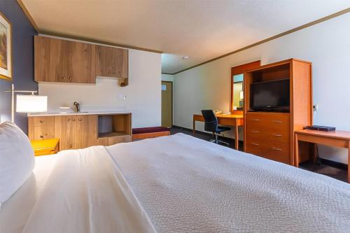 Ένα ή περισσότερα κρεβάτια σε δωμάτιο στο Days Inn by Wyndham Drayton Valley