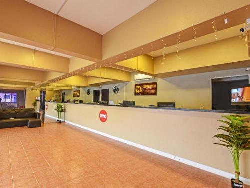 Lobi atau kawasan kaunter penerimaan di OYO 90559 Ummul Motel C Mart