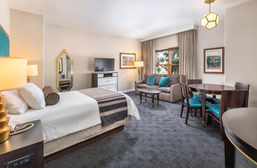 een hotelkamer met een bed en een woonkamer bij WorldMark San Diego - Balboa Park in San Diego