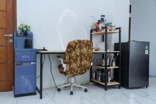 an office with a desk with a chair and twozers at Rumah Nusantara in Sengkol