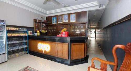 a restaurant with a counter in the middle of a room at OYO 1190 Nice Stay hotel in Raub