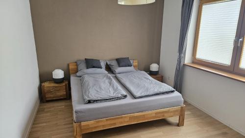 a bed with two pillows on it in a bedroom at Ferienwohnung in der Südheide 