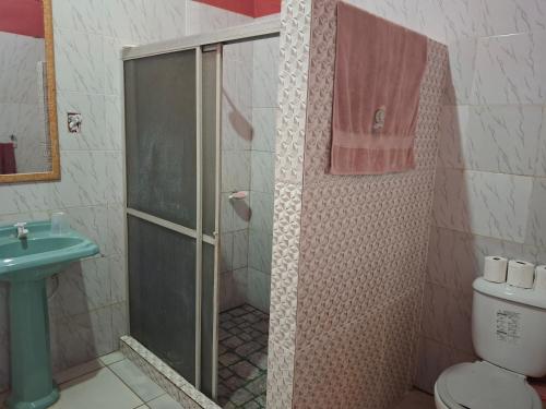 ein Badezimmer mit Dusche, Toilette und Waschbecken in der Unterkunft Aconchego benevides Barcelona in Benevides