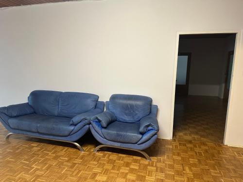two blue chairs sitting next to each other in a room at WG Riedau in Riedau