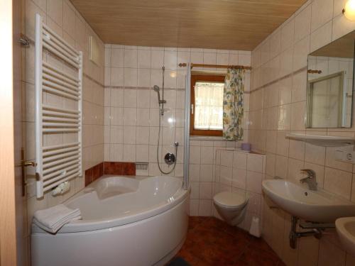 Un baño de Chalet in Grossarltal with Panoramic Views