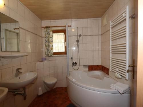 Un baño de Chalet in Grossarltal with Panoramic Views