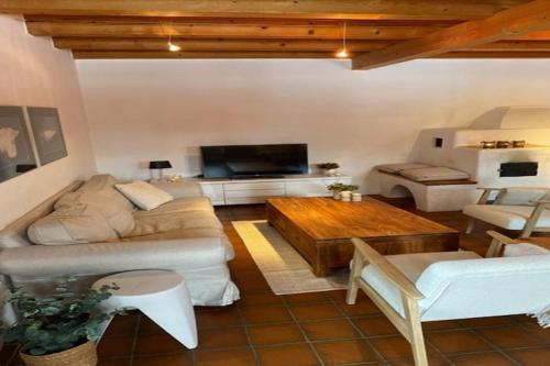 Ruang duduk di Quaint Mansion near ski bus in Goldegg