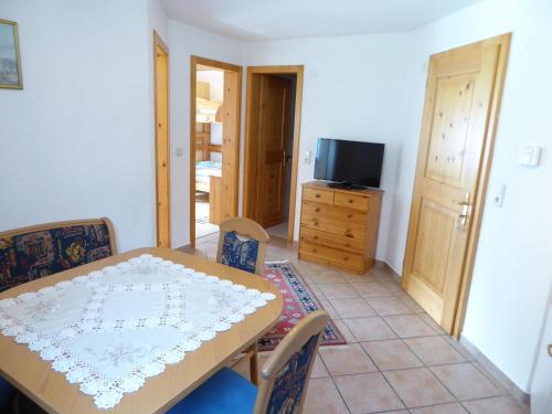 ein Esszimmer mit Tisch und Stühlen und einem Fernseher in der Unterkunft Wachter Felder in Gaschurn
