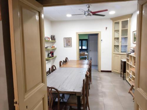 a dining room with a table and chairs and a ceiling fan at Casa Remunda in Torregrossa