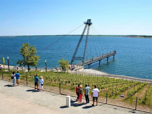 a group of people standing in front of a pier at Ferienwohnung Penthaus ILSE in Großräschen