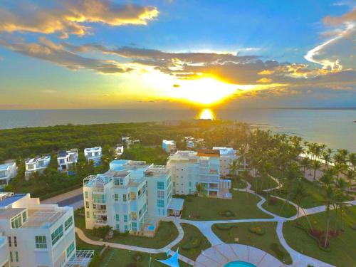 an aerial view of a resort with the sunset at Residencial la ensenada, on Playa Nueva Romana in Boca del Soco