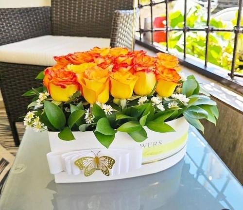 a cake with orange roses on top of a table at Residencial la ensenada, on Playa Nueva Romana in Boca del Soco